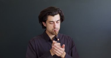 Sağlıksız bağımlılık. Tabacco ilacı. Kötü alışkanlık. Erkek buharı. Erkek puro içiyor..