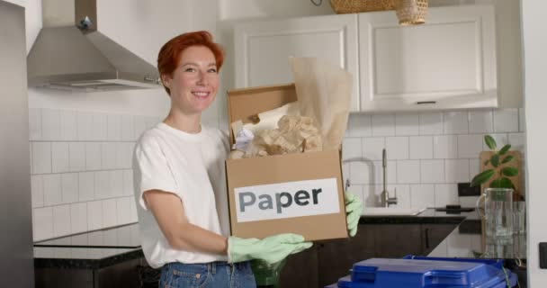 Bastante positiva señora caucásica sosteniendo caja de cartón para el desperdicio de basura de papel en las manos — Vídeos de Stock