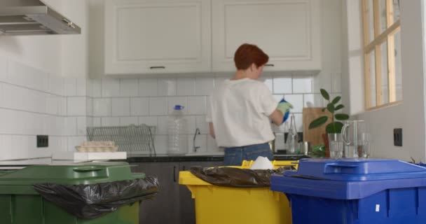 Çöpleri ayıran kısa saçlı genç bir kadın. Geri dönüşüm kavramı. Sıfır atık — Stok video