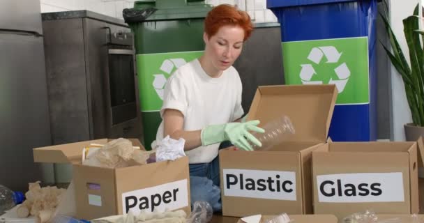 Belle dame épuisée enlevant des gants, fatiguée de trier les ordures dans des poubelles — Video