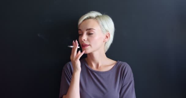 Mujer se ofrece cigarrillos electrónicos más recientes, calefacción dispositivos del sistema de tabaco aislados — Vídeo de stock
