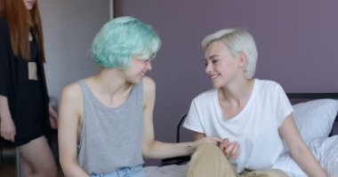 Lezbiyen çift, üçüncü kadın, üçlü seks konseptiyle seks yapmayı düşünüyor.