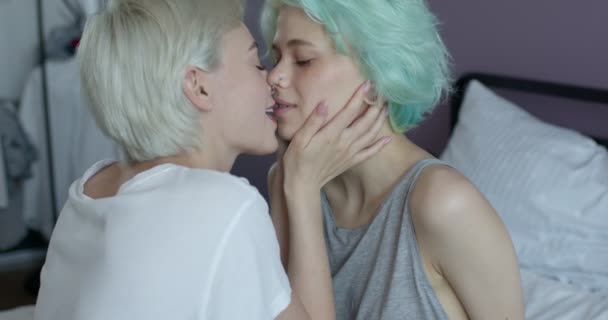 Mujeres tiernas, pareja lesbiana besándose sensualmente, vista lateral — Vídeo de stock