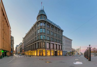 23 Nisan 2020 - RIGA, LATVIA: Eski şehrin boş sokakları, Coronavirus COVID-19 pandemik karantina zamanı