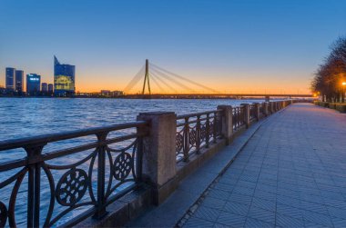 23 Nisan 2020 - RIGA, LATVIA: Eski şehrin boş sokakları, Coronavirus COVID-19 pandemik karantina zamanı