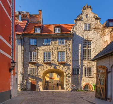 23 Nisan 2020 - RIGA, LATVIA: Eski Şehir 'in boş sokakları, Koronavirüs COVID-19 pandemik karantina zamanında İsveç Kapıları