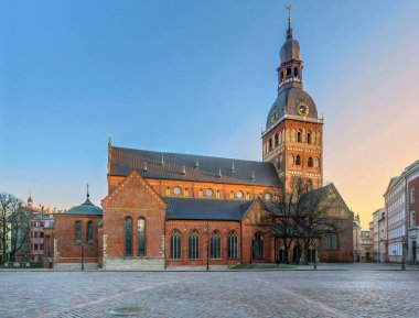 23 Nisan 2020 - RIGA, LATVIA: Coronavirus COVID-19 pandemik karantina zamanında Riga Katedrali binasının boş sokakları