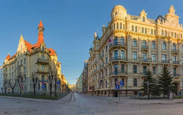 23 Nisan 2020 - RIGA, LATVIA: Coronavirus COVID-19 pandemik karantina zamanında boş Alberta Caddesi, sanat yeni şehir merkezi