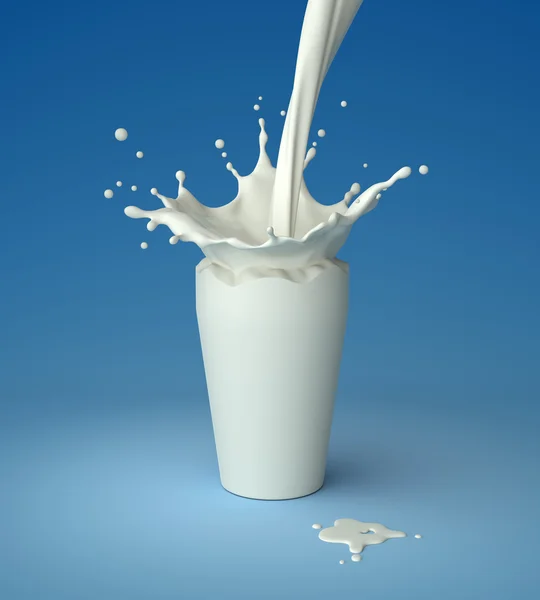 Verter leche en un vaso invisible — Foto de Stock