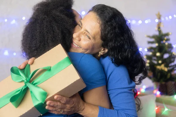 Мать Обнимает Дочь Рождество Женщины Обмениваются Подарками Накануне Праздника Черная — стоковое фото