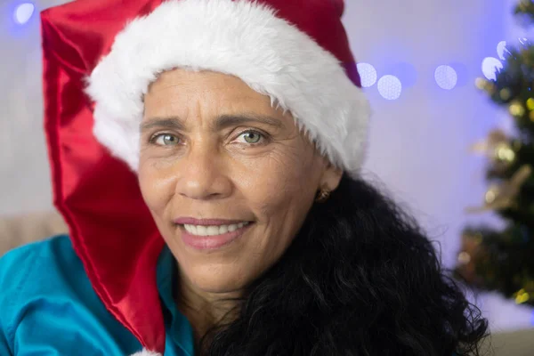 Close Retrato Mulher Negra Madura Usando Chapéu Papai Noel Durante — Fotografia de Stock