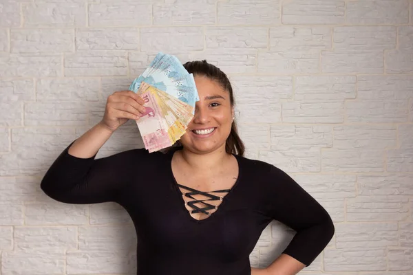 Joyeux Corps Positif Surpoids Adolescent Girlholding Billets Brésiliens Monnaie Finance — Photo
