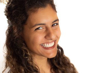 Kameraya bakan genç bir kadının portresi. Profil, Afrikalı Amerikalı bir kızın yan görüntüsü. Beyaz arkaplanda izole.