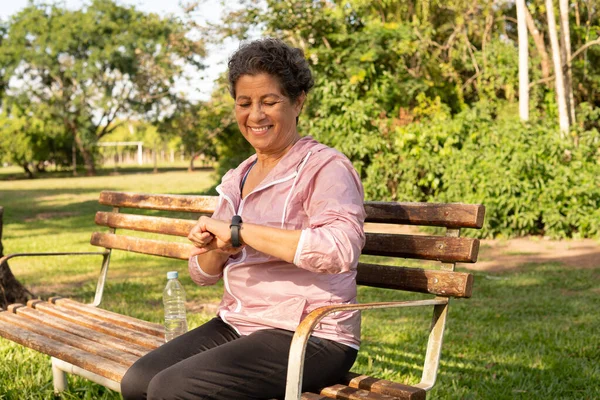 Idosa Brasileira Sorrindo Usando Smartwatch Fora Parque Floresta Tecnologia Saudável — Fotografia de Stock