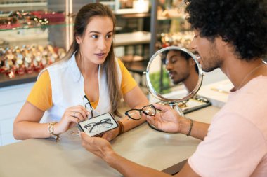 Brezilyalı adam internet üzerinden gözlükçü satış elemanına atıfta bulunuyor