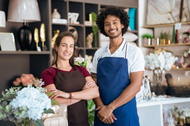 Çalışanlar dekorasyon mağazasında portre için poz veriyorlar