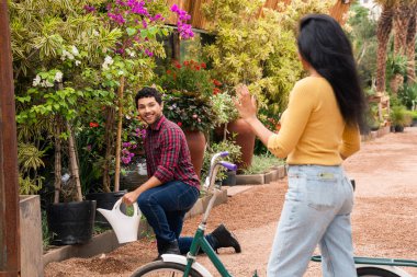 Müşteri ticaretin önünde satıcıyı selamlıyor