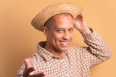 Mutlu Brezilyalı adam arıyor ve bej renkleri davet ediyor. Brezilya 'daki Festa Junina.