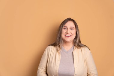 Mutlu beyaz kadın gülümsüyor ve stüdyo çekimlerinde kameraya bakıyor. Portre, gerçek insanlar konsepti..