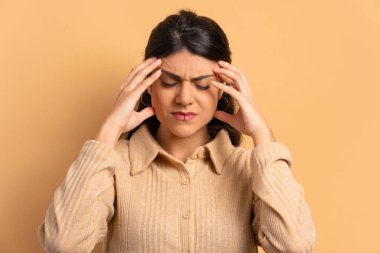 Bej renkli stüdyo arka planında üzgün yüz ifadesi olan şaşkın Brezilyalı kadın. Hayal kırıklığı, mutsuz, sorun kavramı.