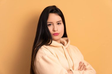 Stüdyoda kameraya bakan esmer bir kadın. Portre, gerçek insanlar konsepti..