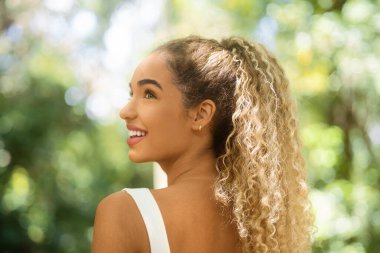 Mutlu genç kız güneşli bir günde doğaya hayran..