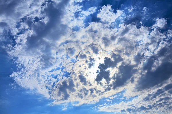 Голубое небо с облаками, покрывающими солнце. Может использоваться в качестве фона — стоковое фото