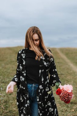 Güzel bir kadın doğanın tadını çıkarıyor, keşfediyor ve seyahat ediyor.