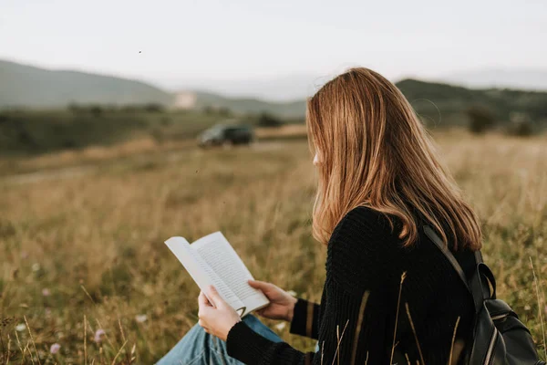 Young Woman Backpack Sitting Grass Reading Book Countryside — Stock Photo, Image