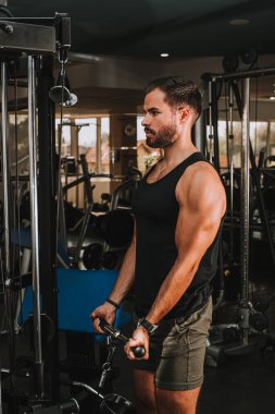 Spor salonunda egzersiz kas adam