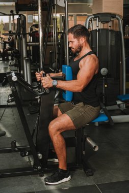 Spor salonunda egzersiz kas adam