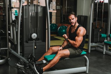 Spor salonundaki genç adam.