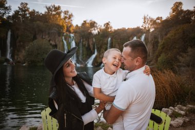 Tek çocuklu mutlu bir aile tatilin tadını çıkarıyor.
