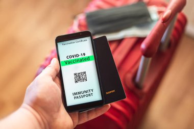 Covid 19 pasaport, dokunulmazlık pasaportu, seyahat çantası ve pasaport.