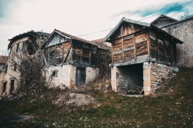 Avrupa köyündeki eski harabe ev