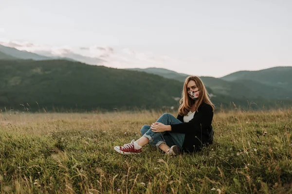Joven Mujer Máscara Cara Sentado Hierba Las Montañas — Foto de Stock