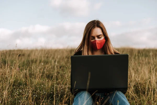 Vrouw Met Masker Werkt Laptop Afgelegen Locatie Natuur — Stockfoto