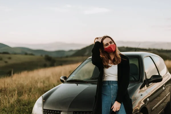 Mujer Joven Con Máscara Facial Roja Pie Cerca Coche Las — Foto de Stock