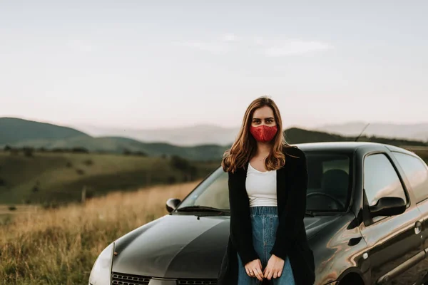 Jonge Vrouw Dragen Rood Gezicht Masker Staan Buurt Van Auto — Stockfoto