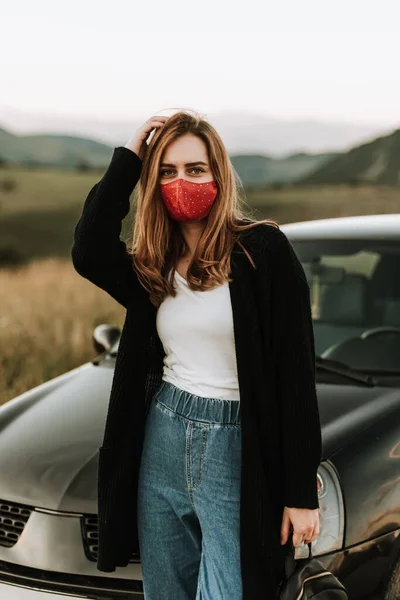Mujer Joven Con Máscara Facial Roja Pie Cerca Coche Las — Foto de Stock