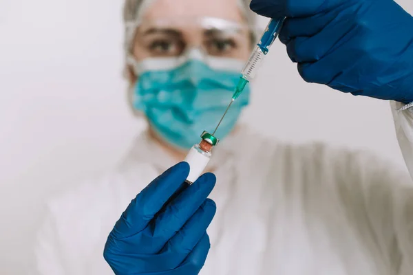 Doctora Con Mascarilla Que Sostiene Vacuna Covid Guantes —  Fotos de Stock