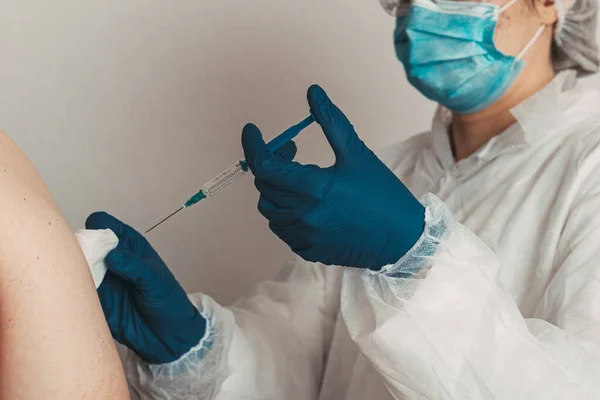 Doctora Con Mascarilla Que Sostiene Vacuna Covid Guantes —  Fotos de Stock