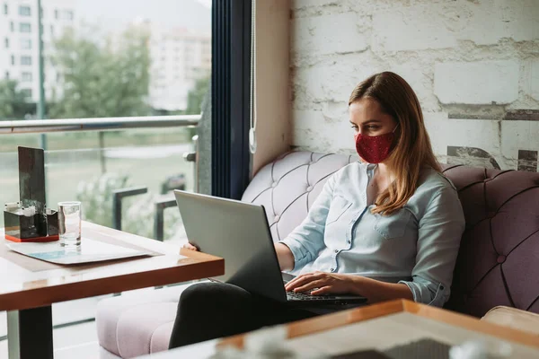 Jonge Vrouw Dragen Gezichtsmasker Werken Laptop Cafe — Stockfoto