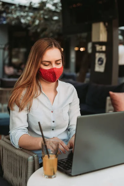 Jonge Vrouw Dragen Gezichtsmasker Werken Laptop Cafe — Stockfoto