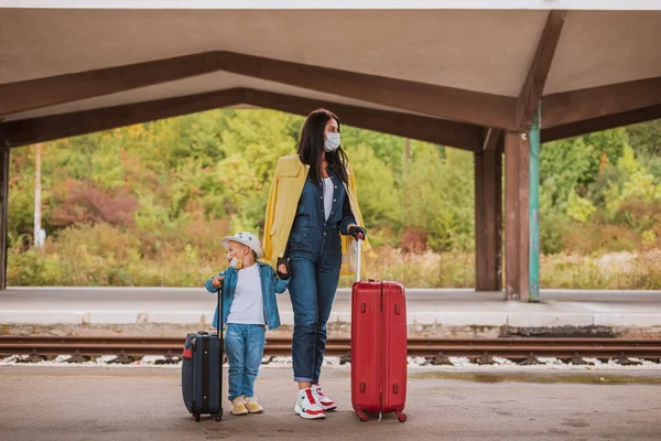 Madre Hijo Con Mascarilla Bolsas Listos Para Viajar —  Fotos de Stock