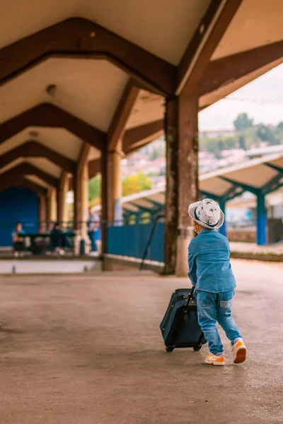 Милий Маленький Хлопчик Капелюхом Маскою Обличчя Готовий Подорожувати Дитина Подорожує — стокове фото