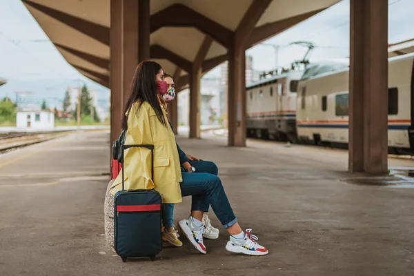 Female Friends Face Masks Waiting Train Station — Stock Photo, Image