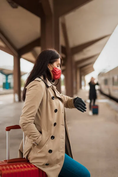 Vrouw Met Gezichtsmasker Wachtend Treinstation — Stockfoto