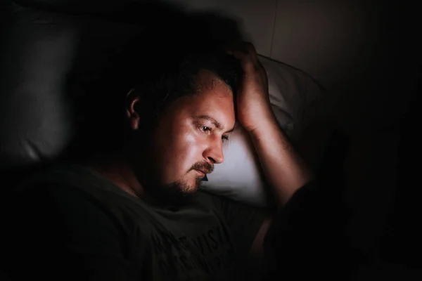 Muž Projíždí Mobilní Telefon Pozdě Noci Závislost Sociálních Médiích — Stock fotografie