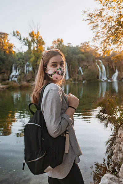 Vrouw Met Gezichtsmasker Reis Prachtige Locatie Met Waterval — Stockfoto